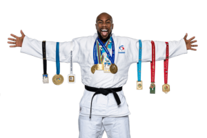 image de teddy rinner avec ses 10 médailles d'or aux mondiaux de judo